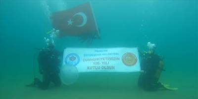 Trabzon'da Cumhuriyet'in 100. yılında denizde Türk bayrağı açıldı