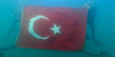 Dalgıçlar Van Gölü'nde Türk bayrağı açtı