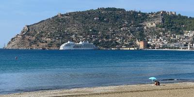 "Seven Seas Navigator" Alanya Limanı'na demirledi