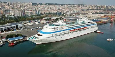 "Astoria Grande" kruvaziyeri 861 yolcusuyla Samsun Limanı'na demirledi