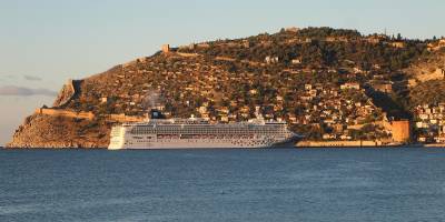 "Norwegian Gem" Alanya Limanı'na demirledi