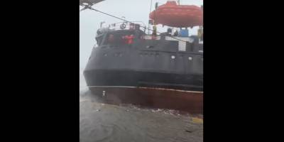 Yük gemisi karaya oturdu! İkiye bölündüğü iddialar arasında