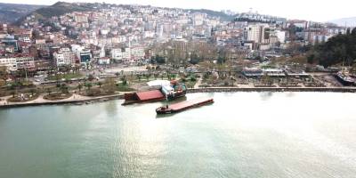 Fırtınada ikiye bölünen gemi, havadan görüntülendi