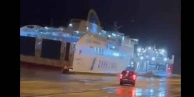 Yunanistan'da yolcu gemisi ile tanker çatıştı