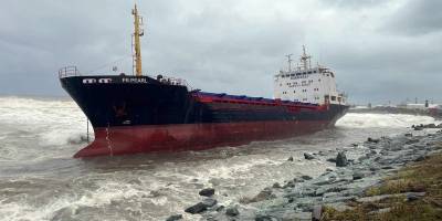 Artvin'de yük gemisi karaya oturdu