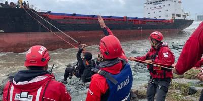 Hopa'da karaya oturan yük gemisinin mürettebatı tahliye edildi