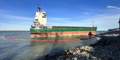 İnebolu sahilinde karaya oturan geminin çevresine bariyer çekildi