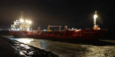 Gece karaya oturan tankerdeki 11 kişilik mürettebat kurtarıldı