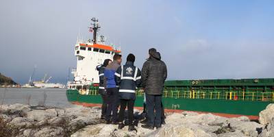 İnebolu sahilinde karaya oturan geminin yakıtının tahliyesine başlandı