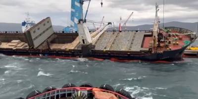 Yan yatan gemi görevlilerce kurtarıldı