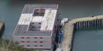 İngiltere'de göçmenlerin kaldığı gemide bir kişi hayatını kaybetti