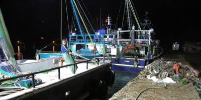 Kastamonu'da çevreci balıkçılar ağlarına takılan çöpü kıyıya çıkarıyor