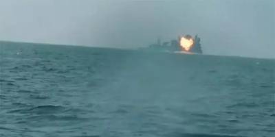 Kızıldeniz'de füzenin isabet ettiği gemilerde yangın çıktı