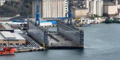 Rus şirket için üretilen dev yüzer havuz Haydarpaşa Limanı'nda