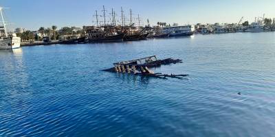 Taşucu Limanı'nda yangın çıkan yat battı