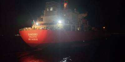 Makineleri arızalanan gemi güvenli bölgede demirletildi