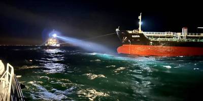 Makine dairesinde yangın çıkan tanker Tuzla'ya demirletildi