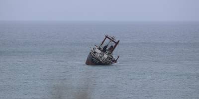 Yan yatarak Kastamonu'ya kadar sürüklenen gemi limana yaklaştırıldı