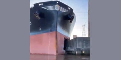 Dümen arızası yaşayarak köprüye çarpan gemide hasar oluştu