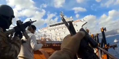 Liman görevlilerini kaçıran gemiye operasyon