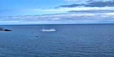 Akçaabat açıklarında bulunan ters dönmüş bir tekne şüphe yarattı