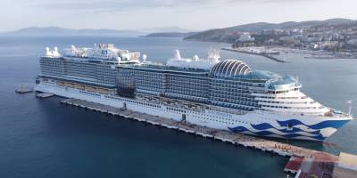 Dev gemi, yaklaşık 4 bin yolcusuyla Ege Port Limanı'na yanaştı