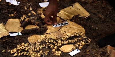 1300 yıllık mezardan 'altın kaplı balina dişi' çıktı