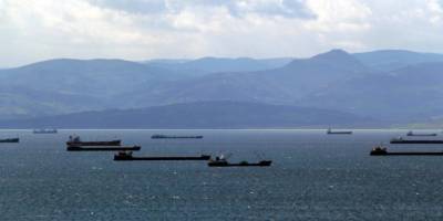 Fırtına uyarısı sonrası yük gemileri Sinop'un doğal limanına sığındı