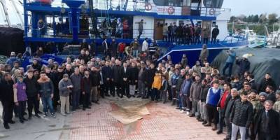 Depremzedelere 35 balıkçı teknesiyle yardım malzemesi taşındı