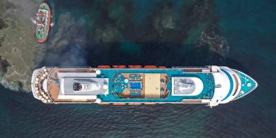 İzmir Limanı'na sezonun ilk kruvaziyeri yanaştı