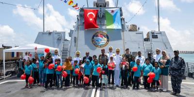 Japonya seyrine devam eden TCG Kınalıada, Cibuti Limanı'nı ziyaret etti