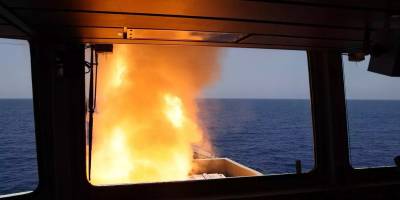 Kızıldeniz açıklarında bir gemi füze saldırısına uğradı