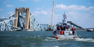 Geminin çarpmasıyla yıkılan köprünün enkazı kontrollü biçimde patlatıldı