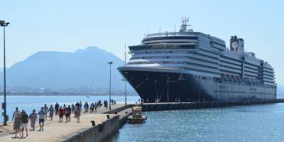 Hollanda bayraklı "Oosterdam", Alanya Limanı'na demirledi