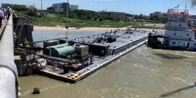 ABD'de mavna köprüye çarptı