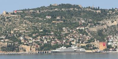 Yolcu gemisi "L'austral" Alanya Limanı'na demirledi