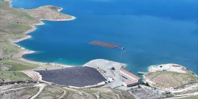 Türkiye'nin ilk yüzer güneş enerjisi santrali, elektrik üretimine haziranda başlıyor