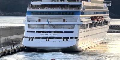 Rusya'dan Amasra'ya gelen yolcu gemisi, şiddetli rüzgar nedeniyle limana çarptı