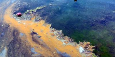 Yan yatan gemiden denize 12 bin litre mazot sızdı