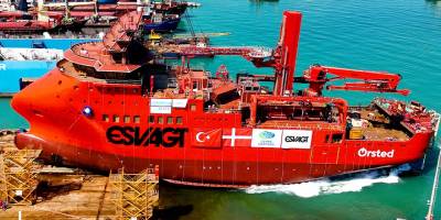 Dünyanın ilk e-metanolle çalışan hibrit rüzgar türbini destek gemisi denizle buluştu