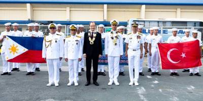 TCG Kınalıada Filipinler'i ziyaret etti