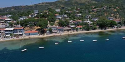 Denize girmelerini zorlaştırdığı için koruma altındaki deniz çayırlarını söktürdüler