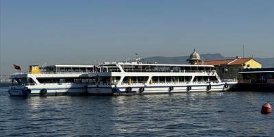 İzmir'de arızalanan vapur başka vapurla iskeleye çekildi