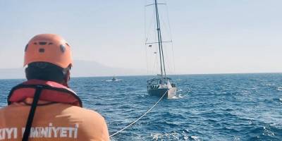 Arıza yapan ve sürüklenen tekne kurtarıldı