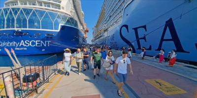Kuşadası'na 3 kruvaziyerle 8 bin 576 turist geldi