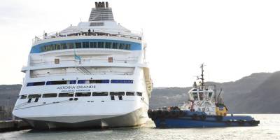 Amasra'da limana çarpan yolcu gemisi, römorkör yardımıyla demirledi