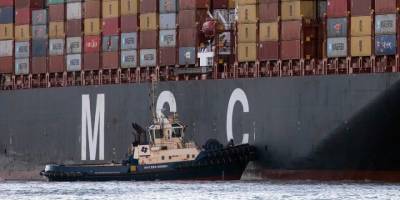 Süveyş Kanalı'nda karaya oturan 'MSC ISTANBUL'  yüzdürüldü