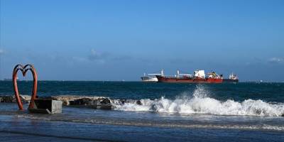 İskenderun'da lodosta yükselen deniz suyu çekilmeye başladı