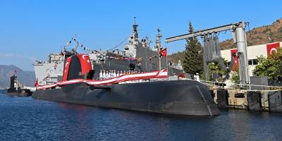 Pirireis denizaltısı, donanmaya katılarak hizmete başladı