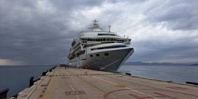 Celestyal Crystal hem turist hem de yardım getirdi